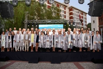 İEÜ Tıp Fakültesinin gurur gecesi: 59 akademisyen cübbelerini giydi
