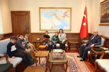Iğdırlı öğrencilerden Milli Savunma Bakanı Güler’e anlamlı ziyaret
