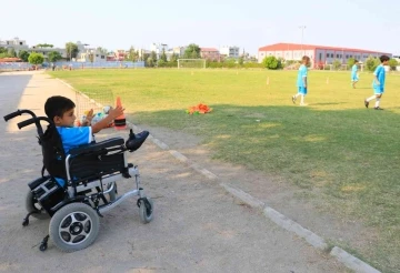 İki bacağı kesilip tekerlekli sandalyeye mahkum kalan Muhammed’in futbol aşkı
