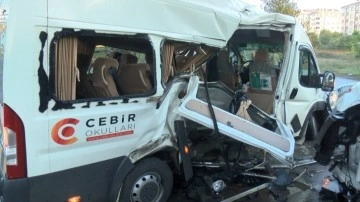 İki servis minibüsü birbirine girdi: Biri ağır 4 kişi yaralandı