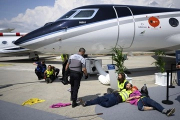 İklim aktivistleri nedeniyle Cenevre Havalimanı'nda uçuşlar askıya alındı