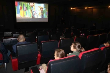 İlk defa sinemaya gitmenin mutluluğunu yaşadılar
