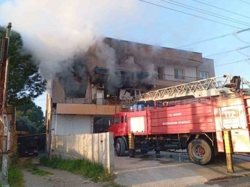 İncirliova'da Çıkan Yangında 2 Kişi Dumandan Etkilendi