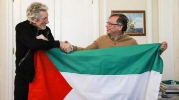 İngiliz müzisyen Kolombiya Cumhurbaşkanı ile birlikte "Filistin" bayrağı açtı
