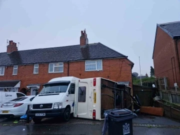 İngiltere’de fırtına karavanı devirdi
