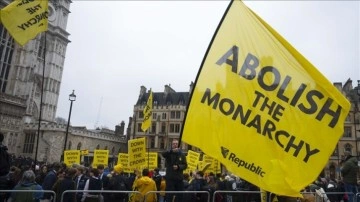 İngiltere'de Monarşi Karşıtı Protesto