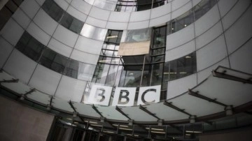 İngiltere'de kriz! BBC Yönetim Kurulu Başkanı istifa etti