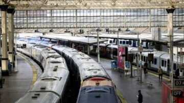İngiltere'de tren sürücülerinin grevi ülke çapında ulaşımı felç etti