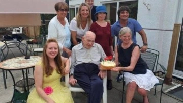 İngiltere'nin en yaşı insanı Tinniswood, 110. yaşını kutladı