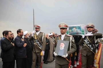 İran Cumhurbaşkanı Reisi için Kum kentinde cenaze töreni düzenlendi

