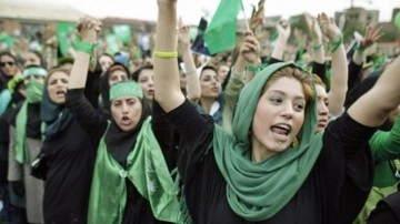İran Cumhurbaşkanı'ndan başörtüsü açıklaması: Bu meseleyi çözeceğiz