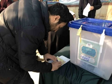İran’da oy verme işlemi uzatıldı
