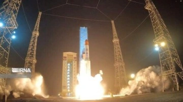 İran uzaya ilk kez aynı anda 3 uydu gönderdi