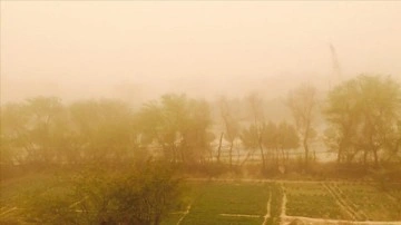 İran’da kum fırtınası nedeniyle 403 kişiyi hastanelik etti