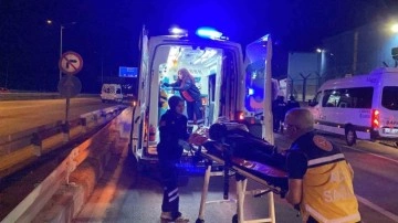 İşçi Servisi Yol Ayrımındaki Bariyere Çarptı, 5 İşçi Yaralandı