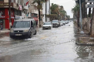 İskenderun’da sağanak yağışlar esnafı olumsuz etkiledi
