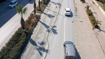 İskenderun'da Atatürk Bulvarı'nda oluşan 1 kilometrelik yarık dikkat çekti