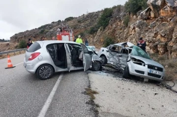 Isparta'da otomobiller çarpıştı; 1 ölü, başhekim ile 3 sağlıkçı yaralı