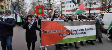 İsrail aleyhine slogan atan Türk kadına Alman polisinden müdahale
