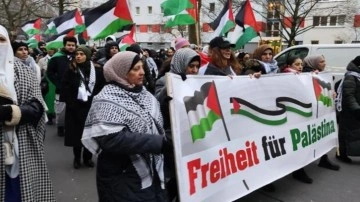 İsrail aleyhine slogan atan Türk kadına Alman polisinden müdahale