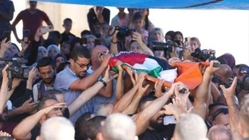 İsrail askerlerinden kaçarken vefat eden Filistinli çocuk defnedildi