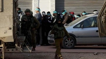 İsrail, Batı Şeria'da 10 Filistinliyi Gözaltına Aldı