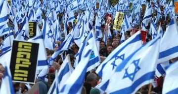 İsrail'de Binlerce Kişi Başbakanı Protesto Etmek İçin Sokağa İndi
