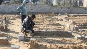 İsrail Saldırılarından Etkilenen Çocuklar Gazze'deki Mezarlığı Ziyaret Etti