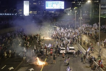 İsrail’de bir sürücü aracıyla protestocuların arasına daldı: 1 yaralı