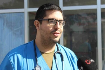 İsrailli hekim, enkazdan çıkarılan iki kardeşi hayata döndürdüğü anları mutluluk içinde anlattı
