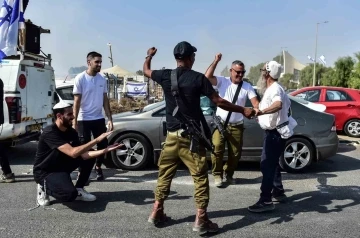 İsrailliler, Gazze’deki katliamın gölgesinde askerlerle dans etti
