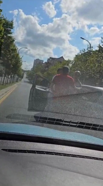 İstanbul’da doktorun dehşeti yaşadığı trafik kavgası kamerada: Maganda aracın camına yumruklar savurdu
