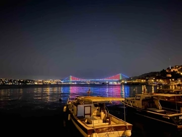 İstanbul’da köprüler Azerbaycan bayrağının renkleriyle aydınlatıldı
