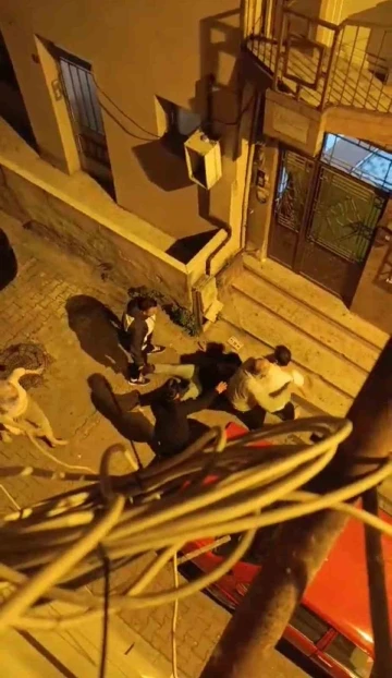 İstanbul’da ortalığın karıştığı park kavgası kamerada: Gece yumruk ve tekmeler havada uçuştu, kadın sopayla saldırdı
