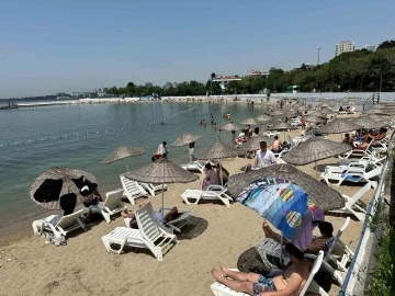 İstanbul’da sıcaktan bunalan vatandaşlar soluğu denizde aldı
