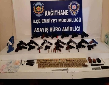 İstanbul’da silah kaçakçılığı operasyonu: 22 tabanca ve binlerce mermi ele geçirildi

