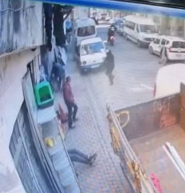 İstanbul’da silahlı saldırı kamerada: Hedefini vuramayınca iş yerine sıkıp kaçtı
