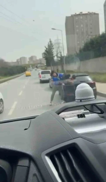 İstanbul’da trafikte boks ringini aratmayan kavga kamerada: Karşısındakini yumrukladı
