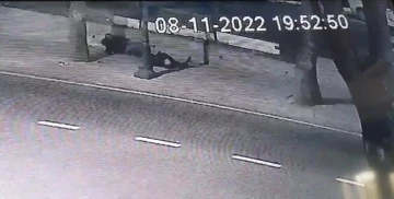 İstanbul’da uçan tekme dehşeti kamerada: Evine giderken saldırıya uğradı
