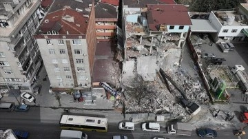 İstanbul'da Yıkım Çalışması Sırasında Beton Blok Dükkana Düştü