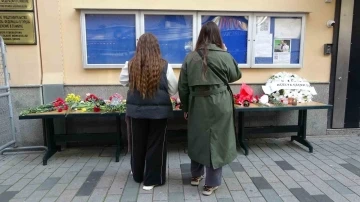 İstanbul’daki Rus vatandaşlar konsolosluk binası önüne çiçek bıraktı
