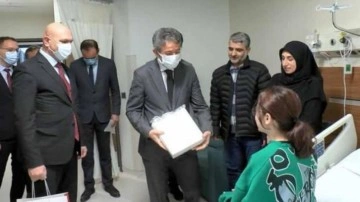 İstanbul İl Milli Eğitim Müdürü Yazıcı, hastane sınıfında okuyan Başboğa'yı ziyaret etti