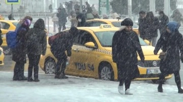 İstanbul Taksim'de taksicilerin fırsatçılığı pes dedirtti