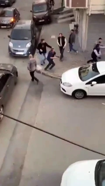 İstanbul’un göbeğinde film sahnelerini aratmayan çatışma anı kamerada: 1 ağır yaralı
