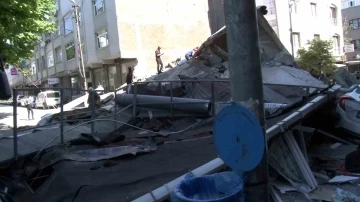 İstanbul Valiliği: “Küçükçekmece’de 3 katlı bina çöktü”
