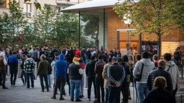İstanbul'da satışa sunulan Apple uzun kuyruk oluşturdu