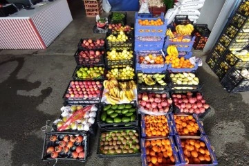 İstanbul'daki meyve ve sebze tezgahlarında bolluk yaşanıyor