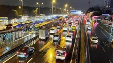 İstanbullunun çilesi zirve yaptı! Yeditepe'de trafik yoğunluğu yüzde 90'a dayandı