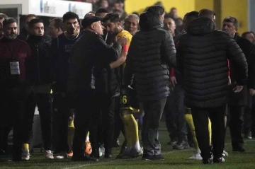 İstanbulspor Başkanı Ecmel Faik Sarıalioğlu, takımı sahadan çekti
