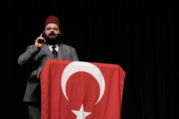 İstiklal şairinin halka seslenişi sahnede anlatıldı
